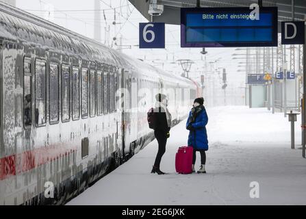 Essen, Nordrhein-Westfalen, Deutschland - Wintereinbruch im Ruhrgebiet, Essener Bahnhof, wegen Eis und Schnee sind viele Züge verspätet oder absagen Stockfoto