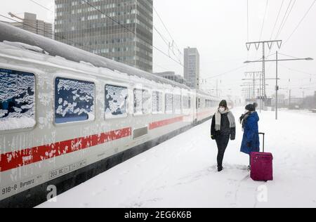 Essen, Nordrhein-Westfalen, Deutschland - Wintereinbruch im Ruhrgebiet, Essener Bahnhof, wegen Eis und Schnee sind viele Züge verspätet oder absagen Stockfoto