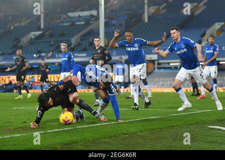 Liverpool, Großbritannien, 17th. Februar 2021. Im Bild von links nach rechts wird Bernardo Silva von Manchester City von Everton Ben Godfrey in Angriff genommen. Kredit: Anthony Devlin/Alamy Live Nachrichten Stockfoto