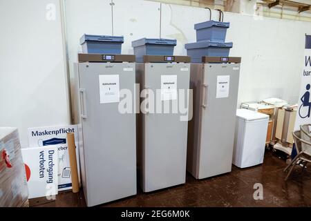 Essen, Nordrhein-Westfalen, Deutschland - Impfbeginn am Corona Impfzentrum Essen, Impfampullen von BioNTech, Moderna und AstraZeneca Stockfoto