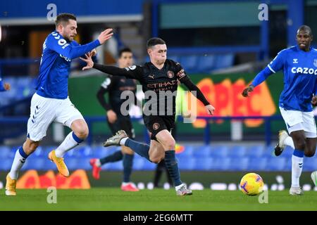 Liverpool, Großbritannien, 17th. Februar 2021. Im Bild links nach rechts, Evertons Gylfi Sigurdsson und Phil Foden von Manchester City in Aktion. Kredit: Anthony Devlin/Alamy Live Nachrichten Stockfoto