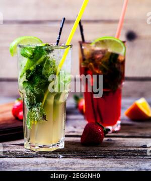 Tradition Sommergetränk Mojito mit Limette und Minze, Erdbeeren a Stockfoto