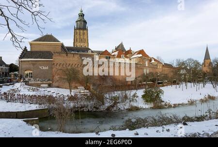 ZUTPHEN, NIEDERLANDE - 14. Feb 2021: Panorama der ikonischen mittelalterlichen historischen Gebäude in der Hansestadt Zutphen, Niederlande, im Winter mit Stockfoto