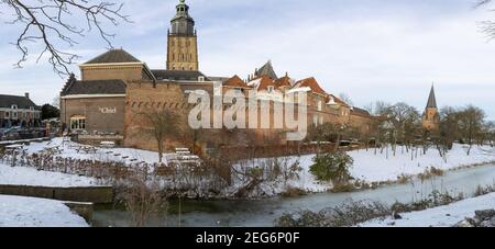 ZUTPHEN, NIEDERLANDE - 14. Feb 2021: Superweite Ansicht der ikonischen mittelalterlichen historischen Gebäude in der Hansestadt Zutphen, Niederlande, während winte Stockfoto