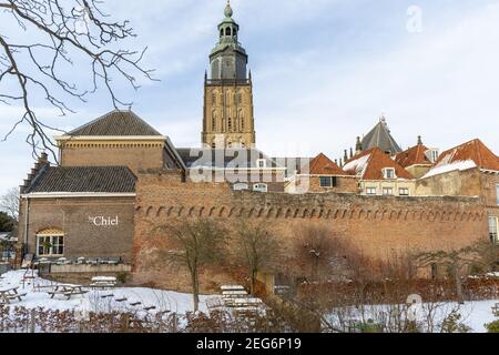 ZUTPHEN, NIEDERLANDE - 14. Feb 2021: Weitblick auf ikonische mittelalterliche historische Gebäude in der Hansestadt Zutphen, Niederlande, im Winter mit Stockfoto