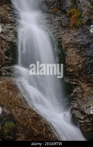 Kaskade im Bujaruelo-Tal im Herbst (Nationalpark Ordesa und Monte Perdido, Pyrenäen, Spanien) ESP: Cascada en el valle de Buajruelo en otoño Stockfoto