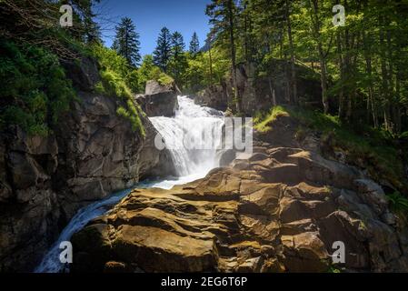 Cerisey Wasserfall auf der Route des Chemin des Cascades zwischen Cauterets und Pont d'Espagne (Cauterets, Nationalpark der Pyrenäen, Frankreich) Stockfoto