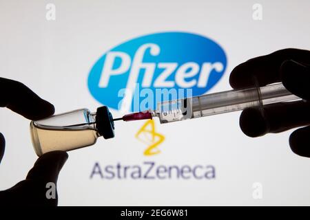 OXFORD, Großbritannien - Februar 2020: Pfizer und Astraeneca-Logos mit covid-19-Impfstoff Stockfoto