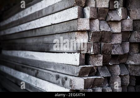 Vorder- und Seitenansicht des Betonpfahls Stockfoto