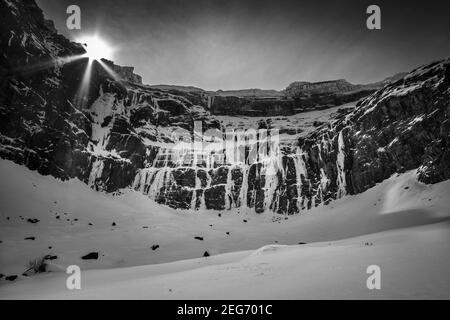 Gefrorene Wasserfälle im Winter im Cirque de Gavarnie (Gavarnie, Midi-Pyrénées, Pyrenäen, Frankreich) Stockfoto