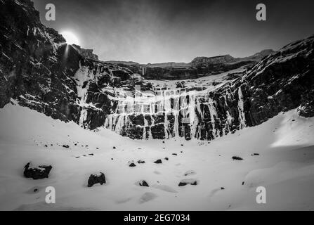 Gefrorene Wasserfälle im Winter im Cirque de Gavarnie (Gavarnie, Midi-Pyrénées, Pyrenäen, Frankreich) Stockfoto