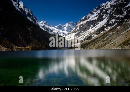 Gaube-Tal und das Vignemale-Massiv mit Schnee im Sping, vom Lac de Gaube aus gesehen (Nationalpark Pyrénées, Pyrenäen, Cauterets, Frankreich) Stockfoto