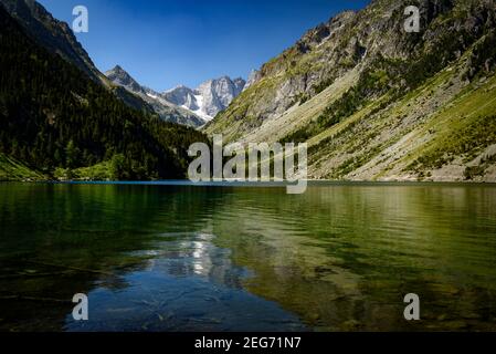 Lac de Gaube, im Gaube-Tal und im Sommer Pont d'Espagne (Nationalpark Pyrénées, Pyrenäen, Cauterets, Frankreich) Stockfoto