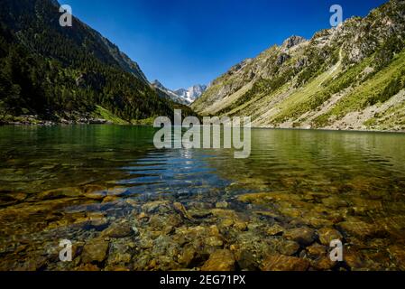 Lac de Gaube, im Gaube-Tal und im Sommer Pont d'Espagne (Nationalpark Pyrénées, Pyrenäen, Cauterets, Frankreich) Stockfoto