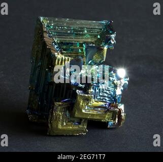 Die markanten Stufenkristalle aus metallischem Bismuth. Die farbenfrohe Irideszenz ist auf das natürlich silbrige Element zurückzuführen, das bei hohen Temperaturen oxidiert wird Stockfoto