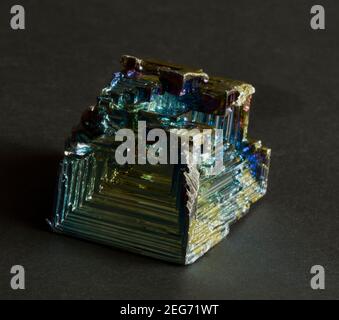 Die markanten Stufenkristalle aus metallischem Bismuth. Die farbenfrohe Irideszenz ist auf das natürlich silbrige Element zurückzuführen, das bei hohen Temperaturen oxidiert wird Stockfoto