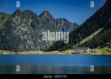 Lac de Gaube, im Gaube-Tal und im Sommer Pont d'Espagne (Nationalpark Pyrénées, Pyrenäen, Cauterets, Frankreich) Stockfoto