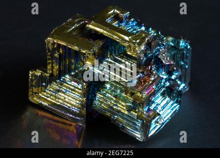 Die markanten Stufenkristalle aus metallischem Bismuth. Die farbenfrohe Irideszenz ist auf das natürlich silbrige Element zurückzuführen, das bei hohen Temperaturen oxidiert wird Stockfoto