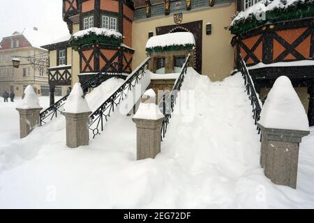 Wernigerode, Deutschland. Februar 2021, 08th. Die Treppe des Rathauses ist derzeit eingeschneit. Der Winter hat Teile von Sachsen-Anhalt wie hier in Wernigerode fest im Griff. Innerhalb kurzer Zeit wuchs die Schneedecke auf 50 Zentimeter. Die Rodungsdienste sind kaum in der Lage, den Schnee zu verdrängen. Quelle: Matthias Bein/dpa-Zentralbild/ZB/dpa/Alamy Live News Stockfoto