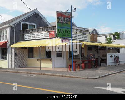 Aufnahme aus dem Jahr 2019 des ehemaligen Restaurants Mojo's in der Ryder Street in Provincetown. Stockfoto