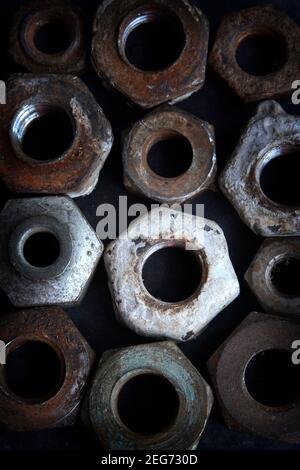 Nahaufnahme verschiedener Nüsse mit unterschiedlichen Texturen und Oberflächen unter dramatischer Beleuchtung Stockfoto