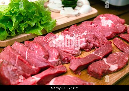 Yakiniku ist das Essen, das ein dünn geschnittenes Rindfleisch gegrillt und in eine Soja-Bohnen-Sauce Sauce Sauce Sauce eingetaucht. Yakiniku Gasgrill für Grillnahrung in Gesellschaft von Frien Stockfoto