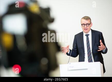 Hamburg, Deutschland. Februar 2021, 18th. Stefan Kluge, Direktor der Abteilung Intensivmedizin am Universitätsklinikum Hamburg-Eppendorf (UKE), spricht auf einer Pressekonferenz am UKE. Das UKE gab am Donnerstag Auskunft über eine Studie zur Obduktion von Covid-19-Todesfällen. Quelle: Christian Charisius/dpa/Pool/dpa/Alamy Live News Stockfoto