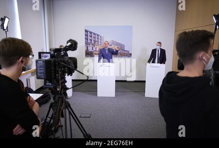 Hamburg, Deutschland. Februar 2021, 18th. Benjamin Ondruschka (l.), Direktor des Instituts für Rechtsmedizin am Universitätsklinikum Hamburg-Eppendorf (UKE), und Stefan Kluge, Direktor der Klinik für Intensivmedizin am UKE, nehmen an einer Pressekonferenz im UKE Teil. Das UKE gab Auskunft über eine Studie zur Obduktion von Covid-19-Todesfällen. Quelle: Christian Charisius/dpa/Pool/dpa/Alamy Live News Stockfoto