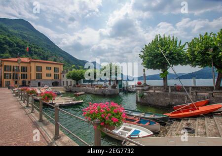 Blick über den kleinen Hafen des malerischen Dorfes am Comer See. Torno, italienische Seen, Lombardei, Italien Stockfoto