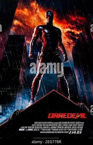 Daredevil (2003) unter der Regie von Mark Steven Johnson mit Ben Affleck, Jennifer Garner und Colin Farrell. Ein junger Waise, der bei einem Unfall geblendet wird, hat seine anderen Sinne erhöht und wird zum Daredevil. Stockfoto