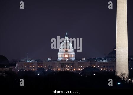 Blick auf das US-Kapitolgebäude und das Washington Monument Nachts Stockfoto