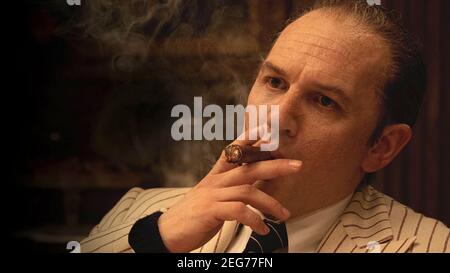 Capone (2020) Regie: Josh Trank mit Tom Hardy als 47-jähriger Al Capone, der nach 10 Jahren Gefängnis an Demenz leidet und von seiner gewalttätigen Vergangenheit heimgesucht wird. Stockfoto