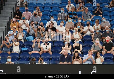 Melbourne, Australien. Februar 2021, 18th. Die Zuschauer beobachten das Halbfinale der Männer zwischen dem serbischen Novak Djokovic und dem russischen Aslan Karatsev bei den Australian Open im Melbourne Park in Melbourne, Australien, 18. Februar 2021. Quelle: Bai Xuefei/Xinhua/Alamy Live News Stockfoto