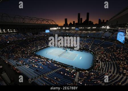 Melbourne, Australien. Februar 2021, 18th. Der serbische Novak Djokovic (R) konkurriert mit dem russischen Aslan Karatsev beim Halbfinale der Männer bei den Australian Open im Melbourne Park in Melbourne, Australien, am 18. Februar 2021. Quelle: Bai Xuefei/Xinhua/Alamy Live News Stockfoto