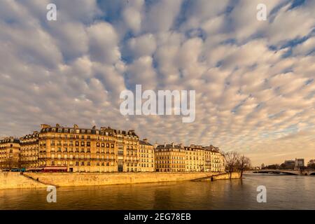 Paris, Frankreich - 12. Februar 2021: Fassaden von Wohnhäusern auf der Ile Saint Louis mit schönen Wolken in Paris, Frankreich Stockfoto