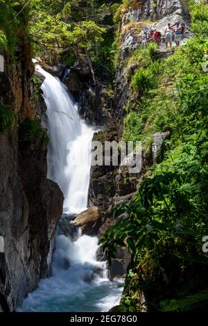 Pont d'Espagne Wasserfall im Sommer (Cauterets, Nationalpark der Pyrenäen, Frankreich) ESP: Cascada del Pont d'Espagne en verano (Cauterets) Stockfoto