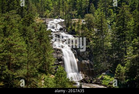 Pont d'Espagne Wasserfall im Sommer (Cauterets, Nationalpark der Pyrenäen, Frankreich) ESP: Cascada del Pont d'Espagne en verano (Cauterets) Stockfoto