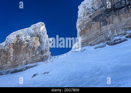 Rolands Bruch nach einem Schneefall (Pyrenees National Park, Gavarnie, Frankreich) Stockfoto