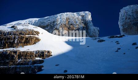 Rolands Bruch nach einem Schneefall (Pyrenees National Park, Gavarnie, Frankreich) Stockfoto