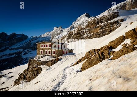 Sarradets Berghütte (auch Refuge de la Brèche de Roland genannt) und Blick auf den Cirque de Gavarnie (Gavarnie, Pyrenäen, Frankreich) Stockfoto