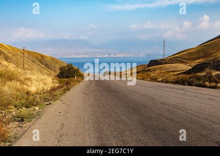 autobahn zum Toktogul-Stausee. Stausee auf dem Territorium des Toktogul-Bezirks der Region Jalal-Abad in Kirgisistan Stockfoto