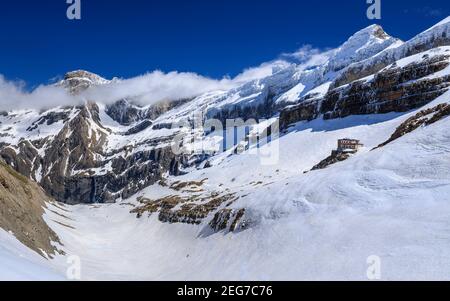 Sarradets Berghütte, auch Refuge de la Brèche de Roland genannt, mit Blick auf den Cirque de Gavarnie und den Roland-Bruch (Gavarnie, Pyrenäen, Francia) Stockfoto