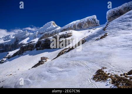 Sarradets Berghütte, auch Refuge de la Brèche de Roland genannt, mit Blick auf den Cirque de Gavarnie und den Roland-Bruch (Gavarnie, Pyrenäen, Francia) Stockfoto