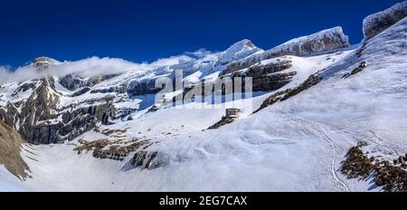 Sarradets Berghütte, auch Refuge de la Brèche de Roland genannt, mit Blick auf den Cirque de Gavarnie und den Roland-Bruch (Gavarnie, Pyrenäen, Francia) Stockfoto