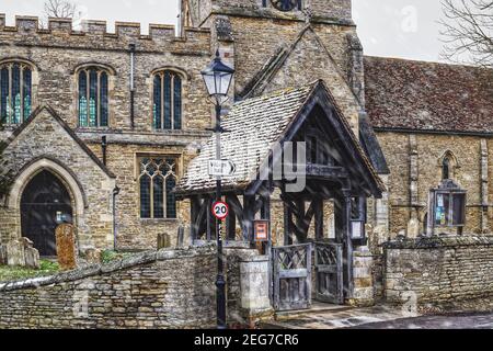 Schneesturm in St. Mary's Church, Felmersham, Bedfordshire, England, Großbritannien. Stockfoto