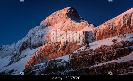 Sonnenaufgang über dem Cirque de Gavarnie und Rolands Bruch von der Sarradets Berghütte (auch Refuge de la Brèche de Roland genannt) (Gavarnie) Stockfoto