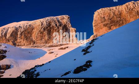 Sonnenaufgang über dem Cirque de Gavarnie und Rolands Bruch von der Sarradets Hütte (auch Refuge de la Brèche de Roland genannt) (Gavarnie, Pyrenäen) Stockfoto