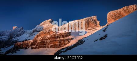 Sonnenaufgang über dem Cirque de Gavarnie und Rolands Bruch von der Sarradets Hütte (auch Refuge de la Brèche de Roland genannt) (Gavarnie, Pyrenäen) Stockfoto