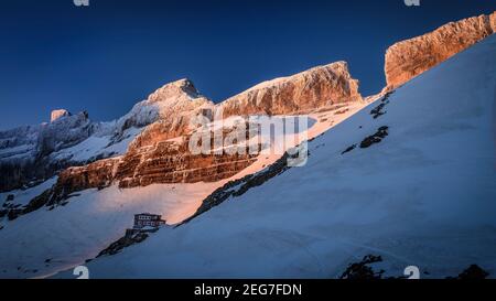 Sonnenaufgang über dem Cirque de Gavarnie und Rolands Bruch von der Sarradets Hütte (auch Refuge de la Brèche de Roland genannt) (Gavarnie, Pyrenäen) Stockfoto