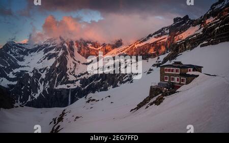 Sonnenuntergang auf der Sarradets Hütte oder de la Brèche de Roland (Gavarnie, Pyrenäen, Frankreich) ESP: Atardecer en el Refugio de Sarradets (Gavarnie, Pirineos, Francia) Stockfoto